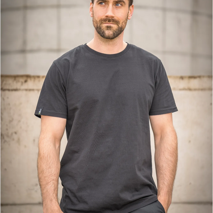 Mann trägt schwarzes Leibwächter Rundhals T-Shirt Tom aus Single-Jersey-Mischgewebe mit legerer Passform.