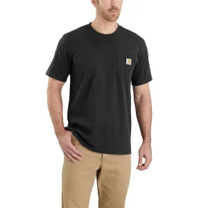 Mann in schwarzem Carhartt T-Shirt mit dezentem Logo Stick