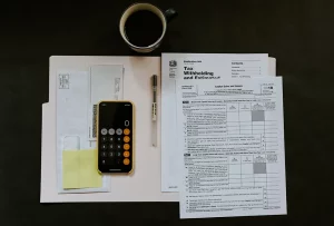 Formulare für Steuererklärung mit Taschenrechner