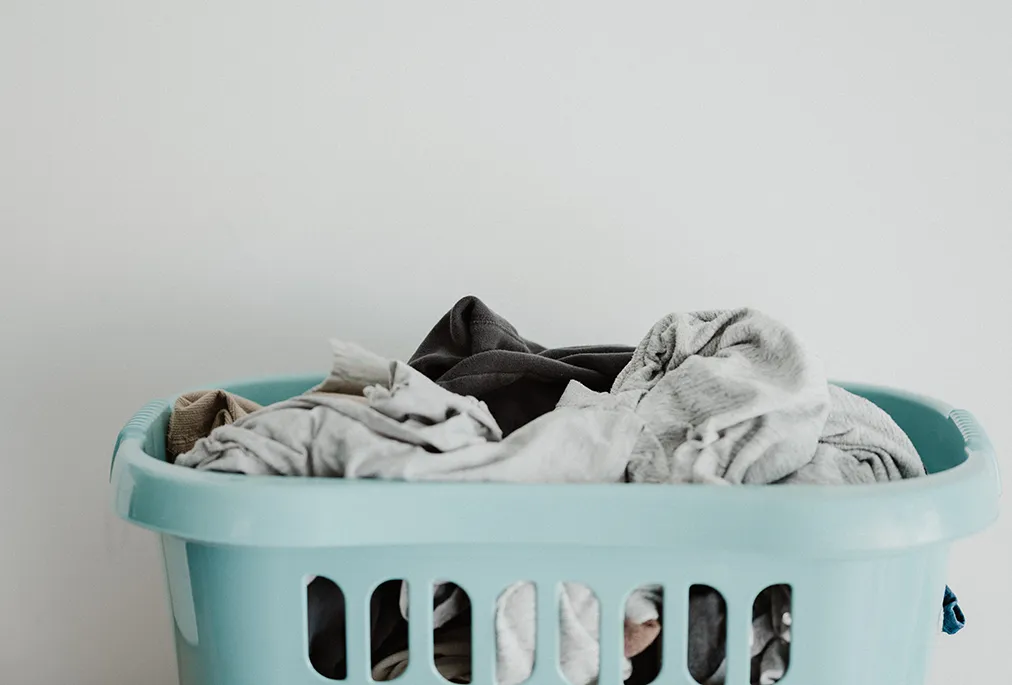 Wäschekorb mit gefüllter Wäsche